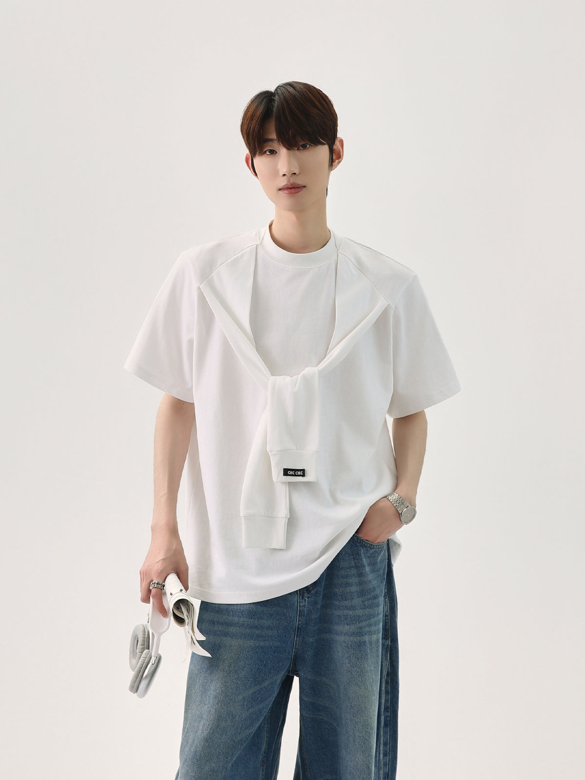 بلوزة غير رسمية بأكمام قصيرة وياقة دائرية 