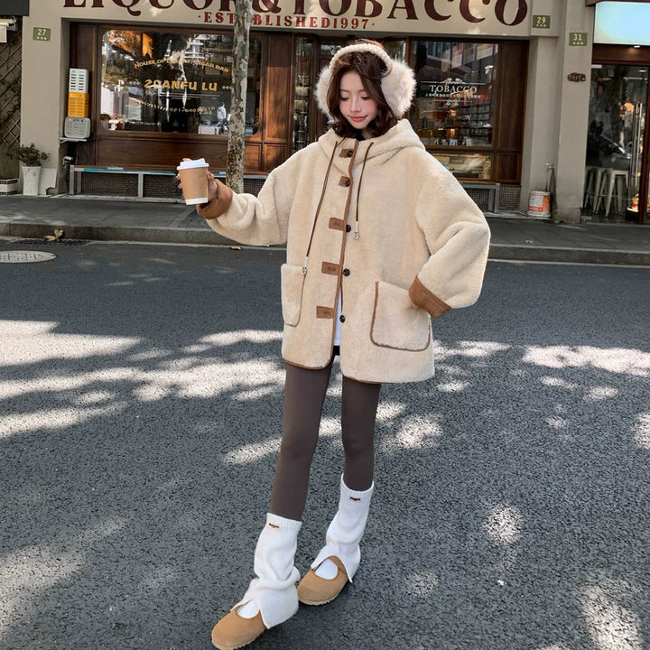 معطف قصير من صوف الحمل ذو غطاء 