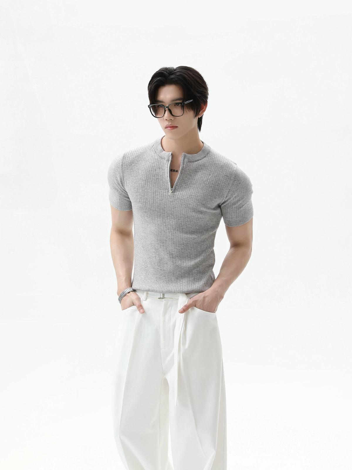 سُترة قصيرة الأكمام مزودة بسحاب وكُمّ مُجَعد 