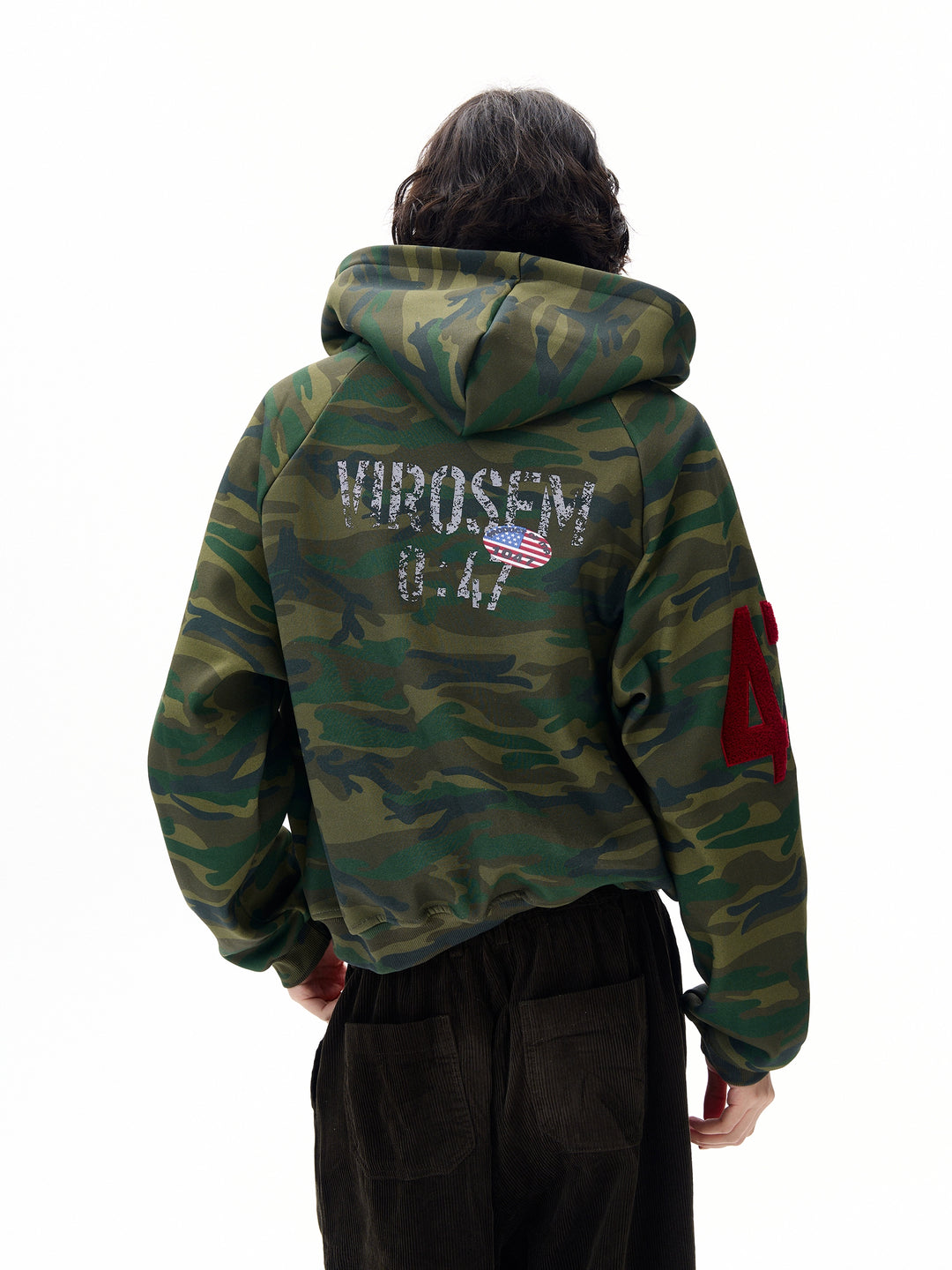 Felpa con zip ricamata con patch in camouflage 