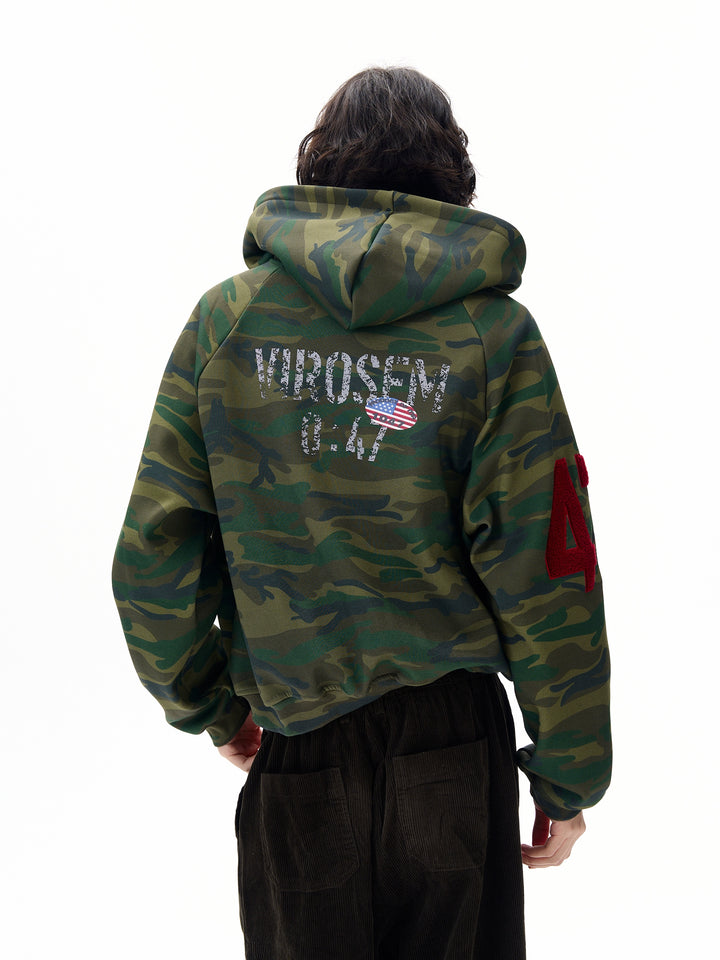 Felpa con zip ricamata con patch in camouflage 