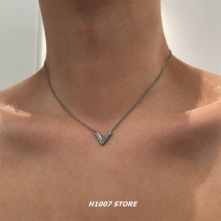 Collier Pendentif en Acier Titane en Forme de V 