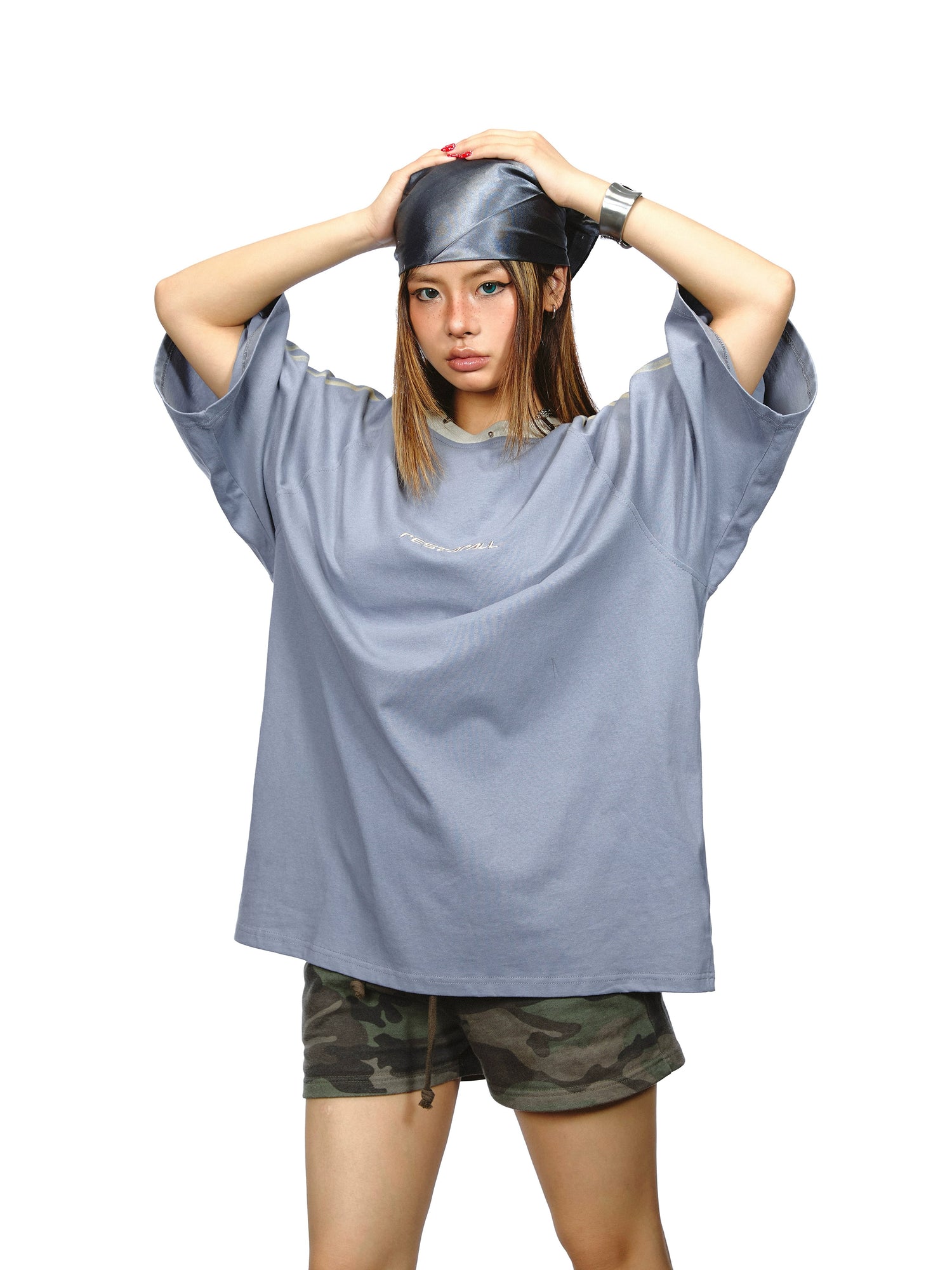 سترة قصيرة الأكمام ذات ياقة مدورة مخططة 