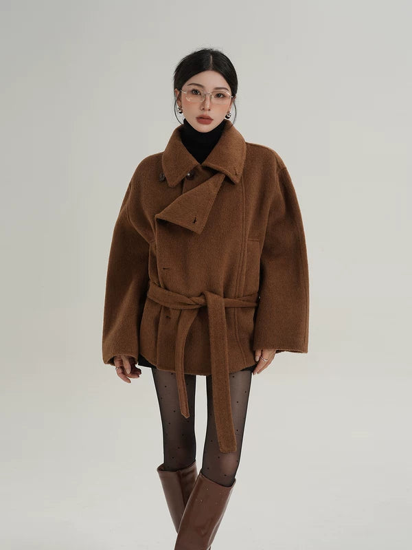 Короткое шершащее пальто с высоким воротником 