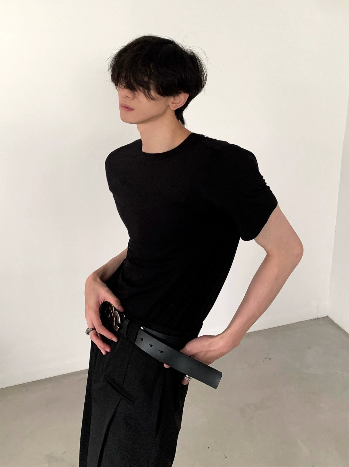 قميص قصير الأكمام من حرير الثلج ذو المقاس الضيق 