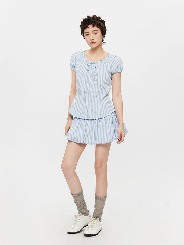Chemise à boutons avec manches bouffantes rayées 