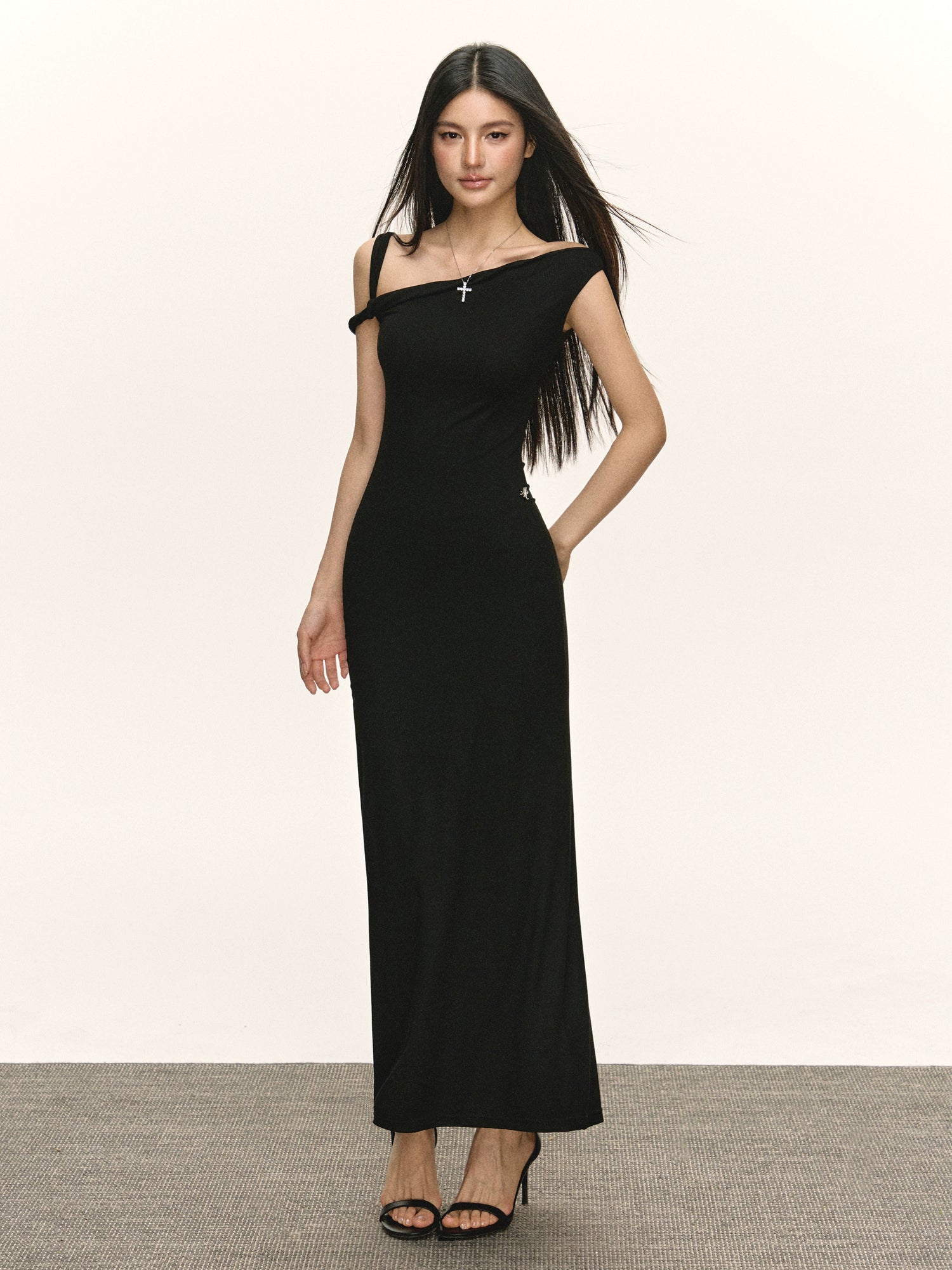 فستان طويل نحيف بأكتاف مكشوفة بأسلوب ريترو 