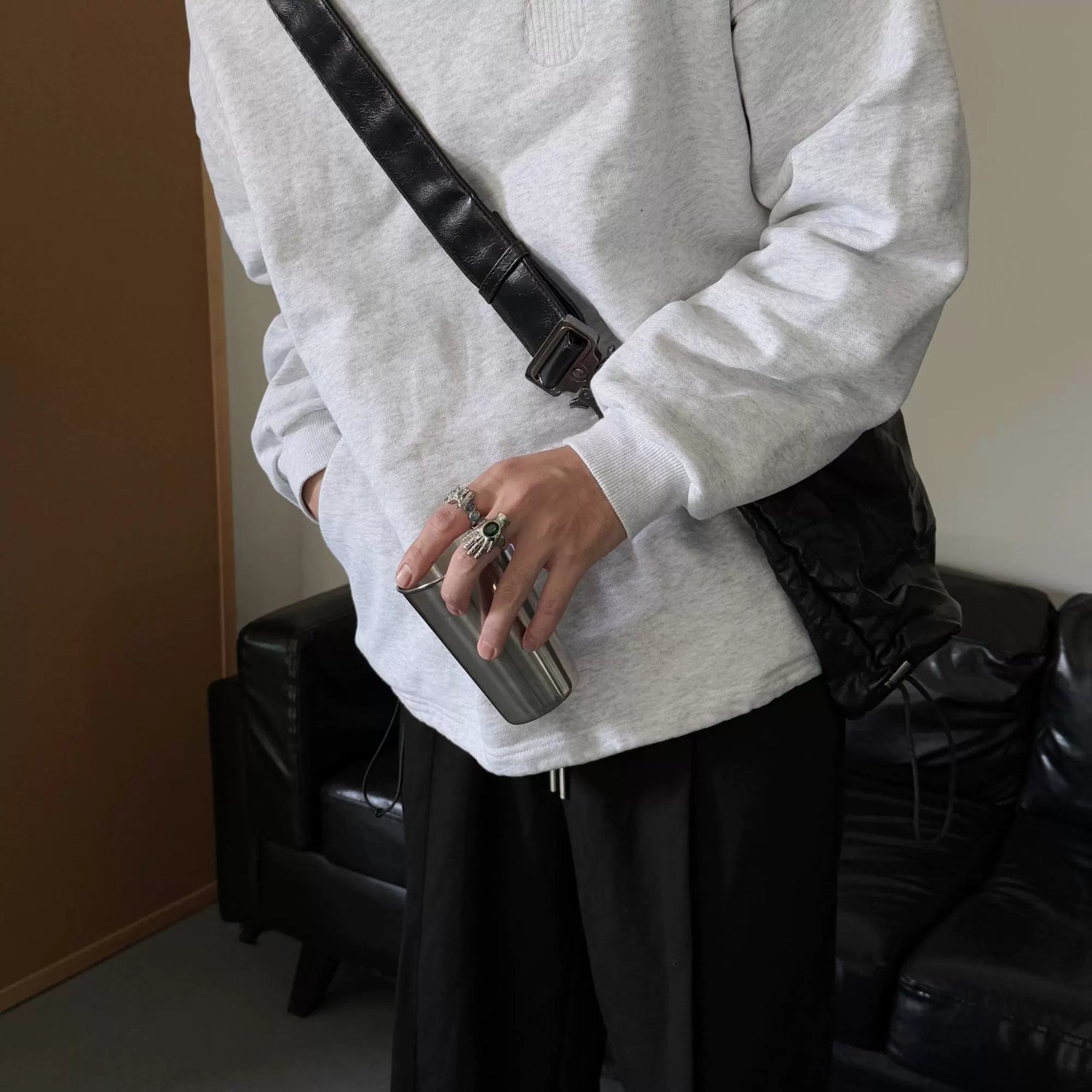 تصميم خاتم يد هيكلية مرصعة بالزمرد 