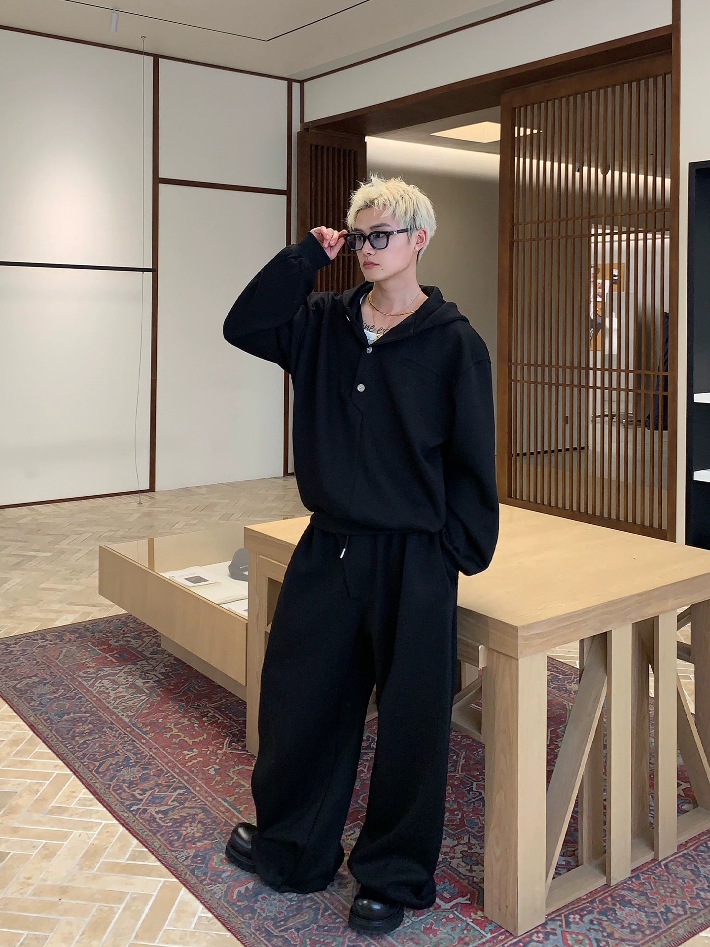 Kapüşonlu Sweatshirt ve Geniş Paça Pantolon 