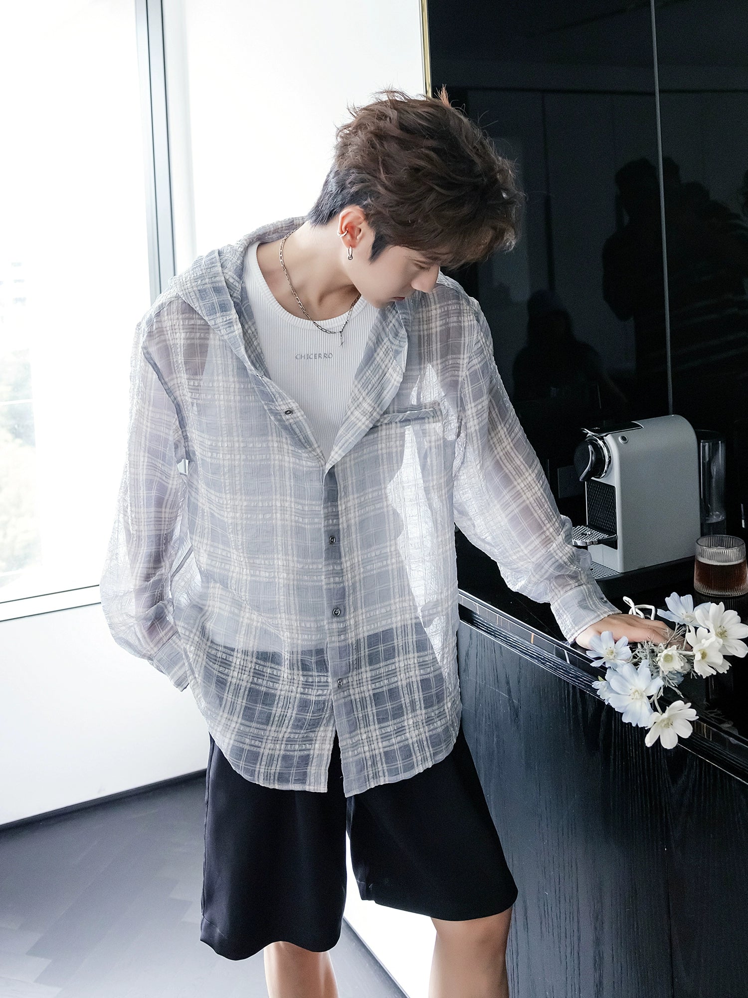 قميص شمس خفيف الوزن مزود بغطاء رأس بنمط مربعات 