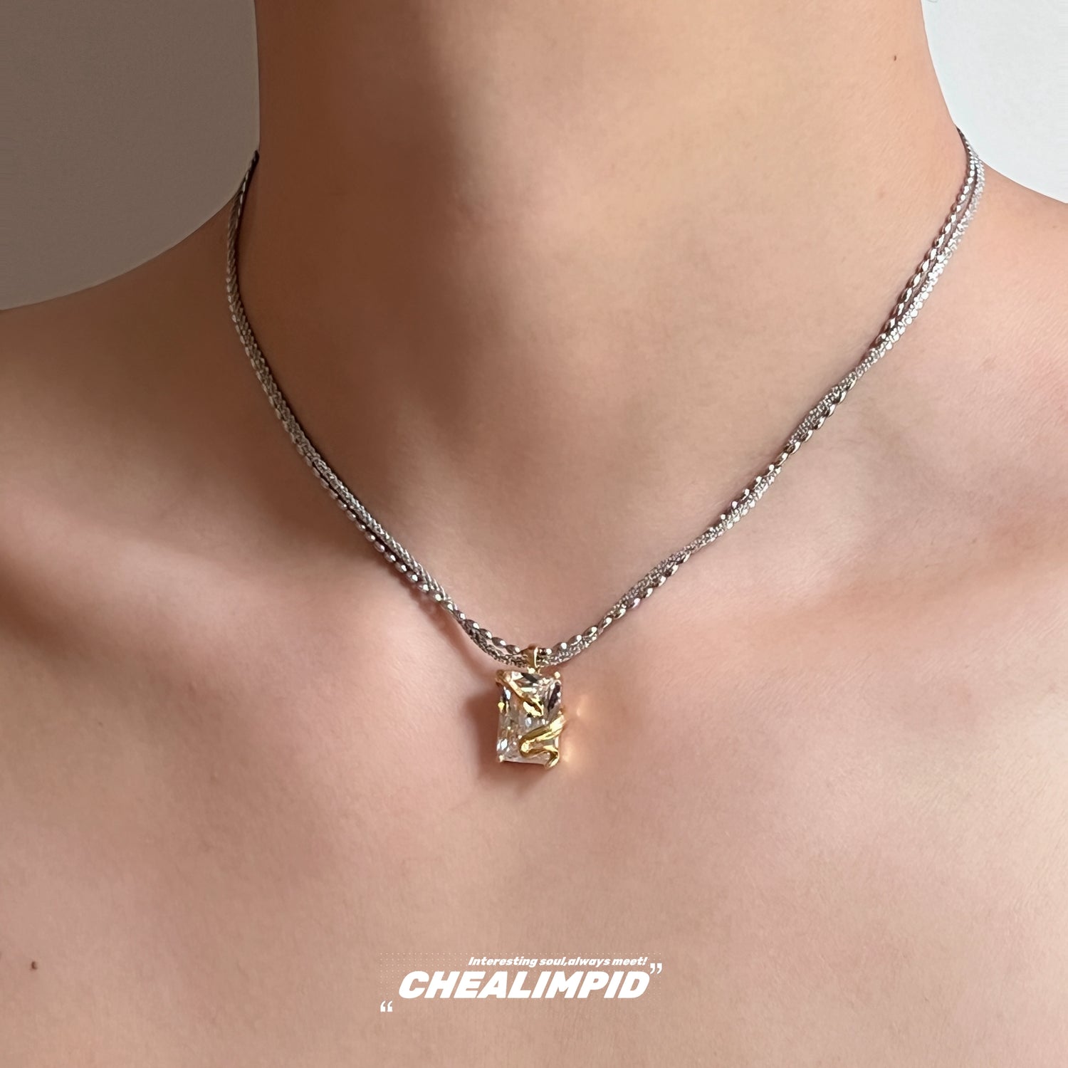 قلادة طبقتين مع تعليقة ثعبان زيركون 