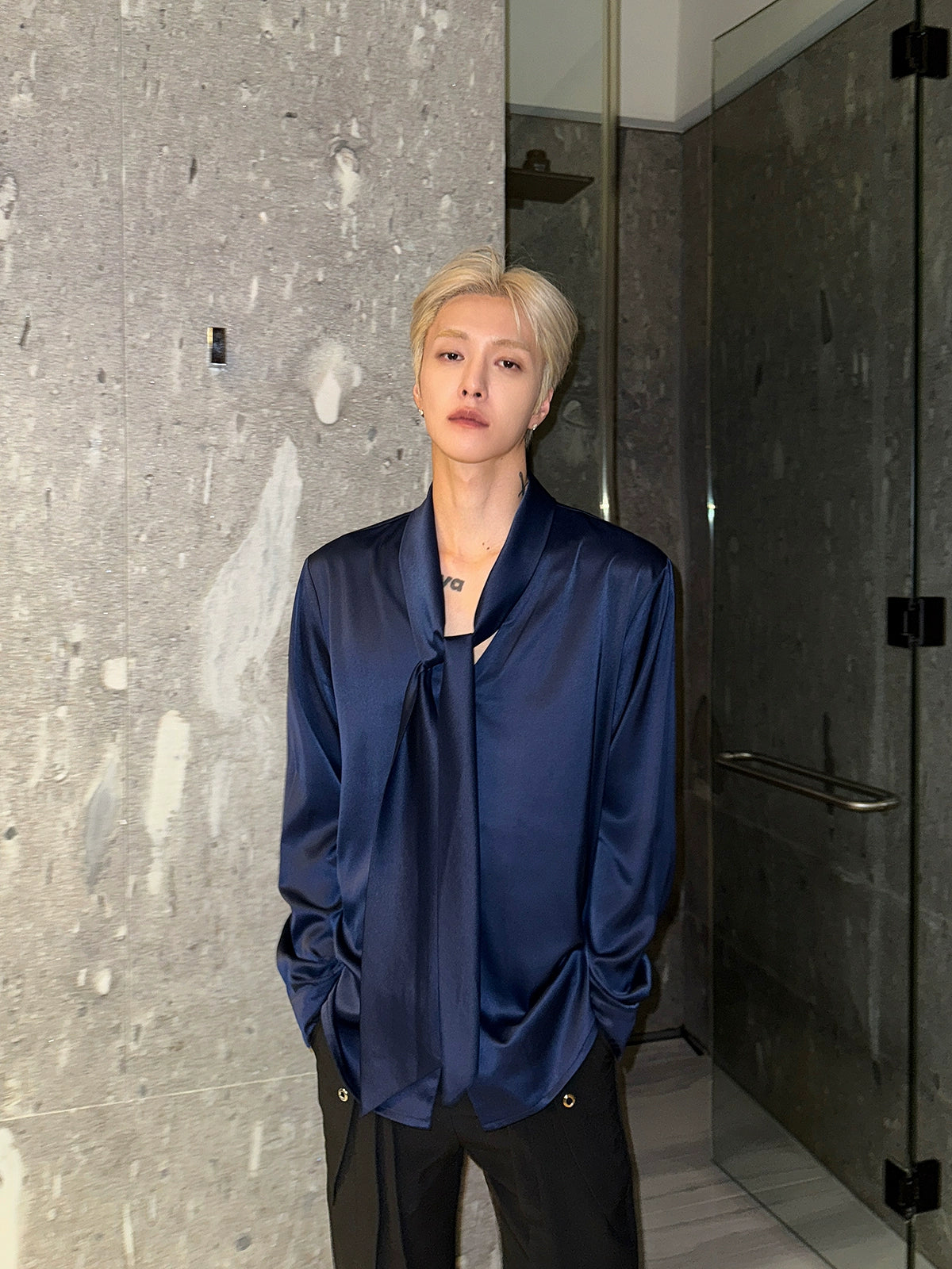 قميص ساتين بأكمام طويلة من الأسيتات 