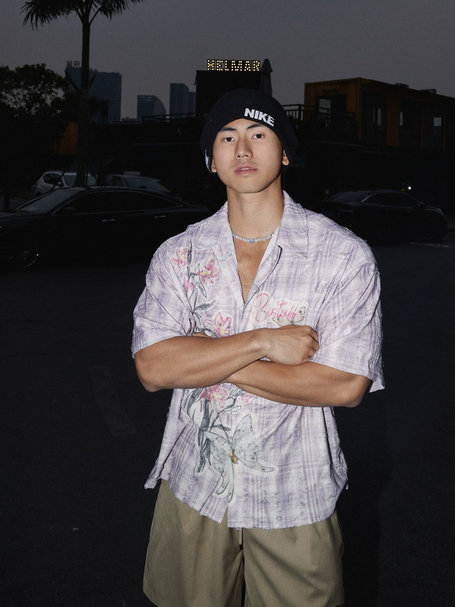 Gestresstes florales Strandhemd mit kurzen Ärmeln 