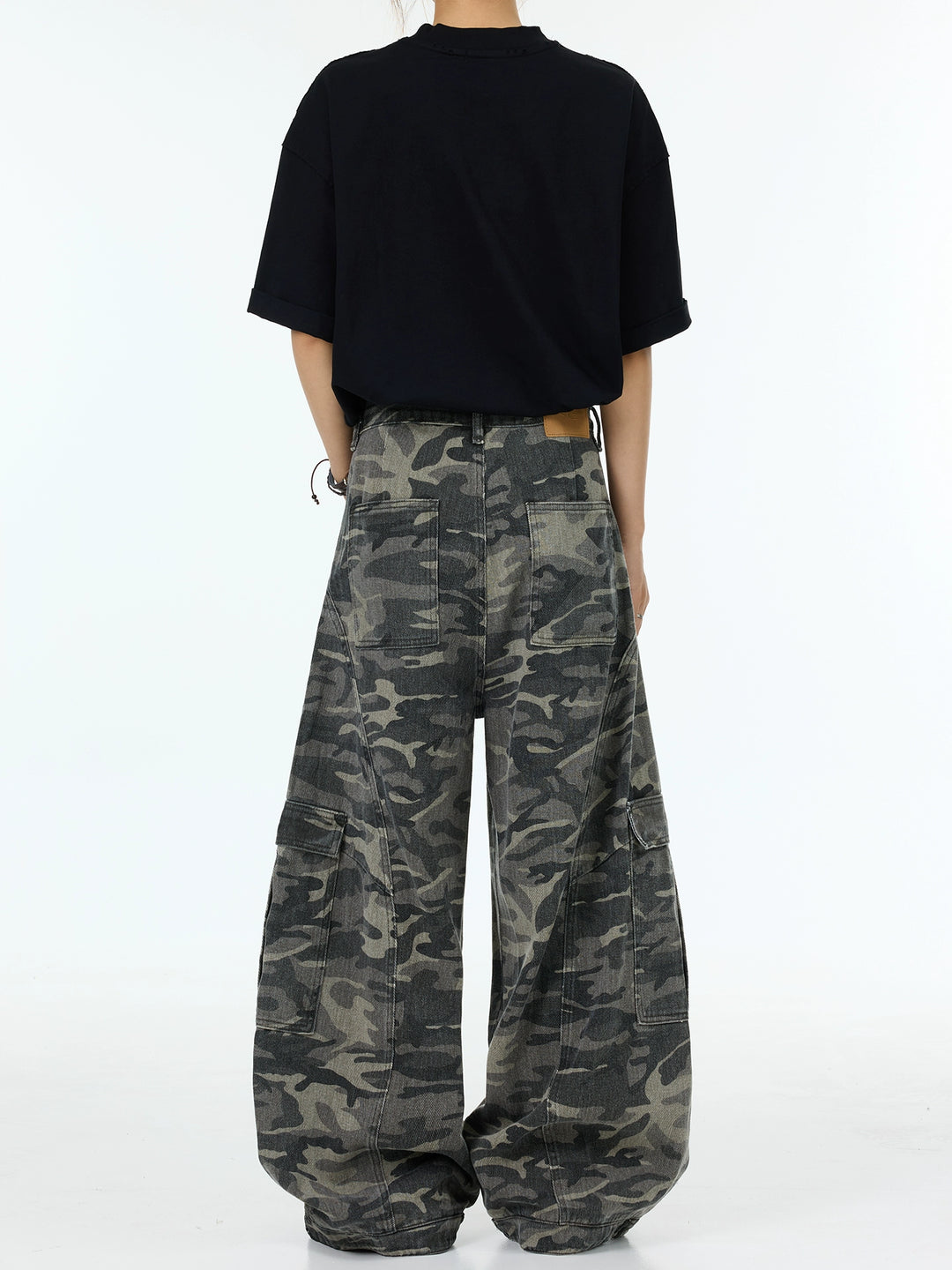 Pantalones de mezclilla de pierna ancha con múltiples bolsillos en camuflaje 