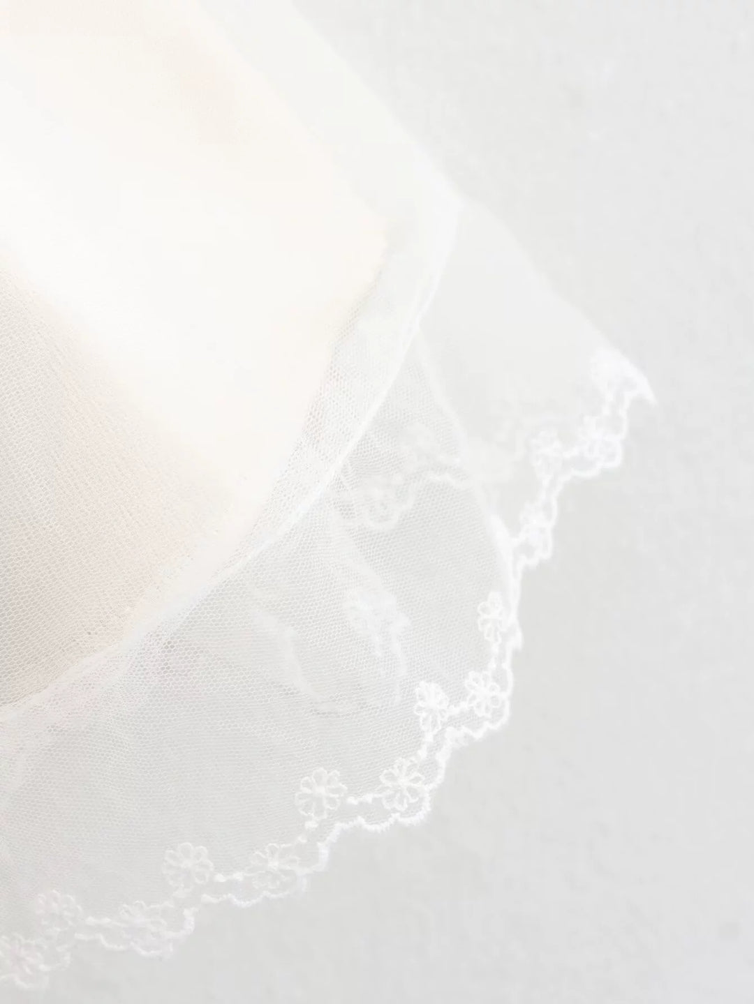Vestido de Suspender Multi-Camadas com Bordado de Malha 
