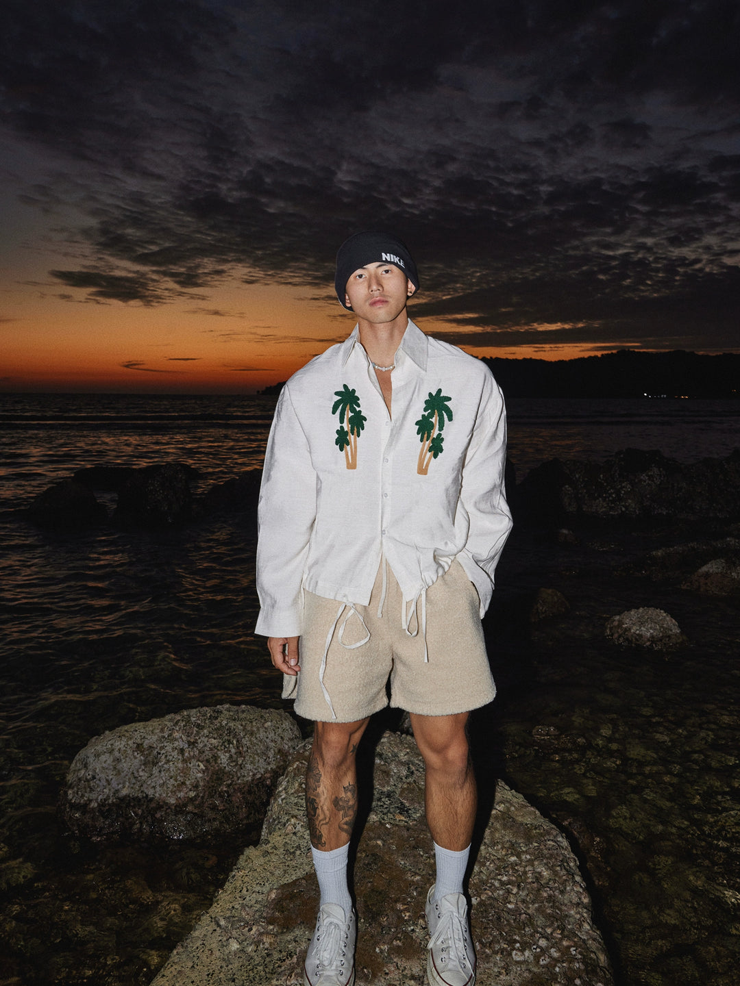 Chemise à manches longues ajustable avec arbre de noix de coco brodé 