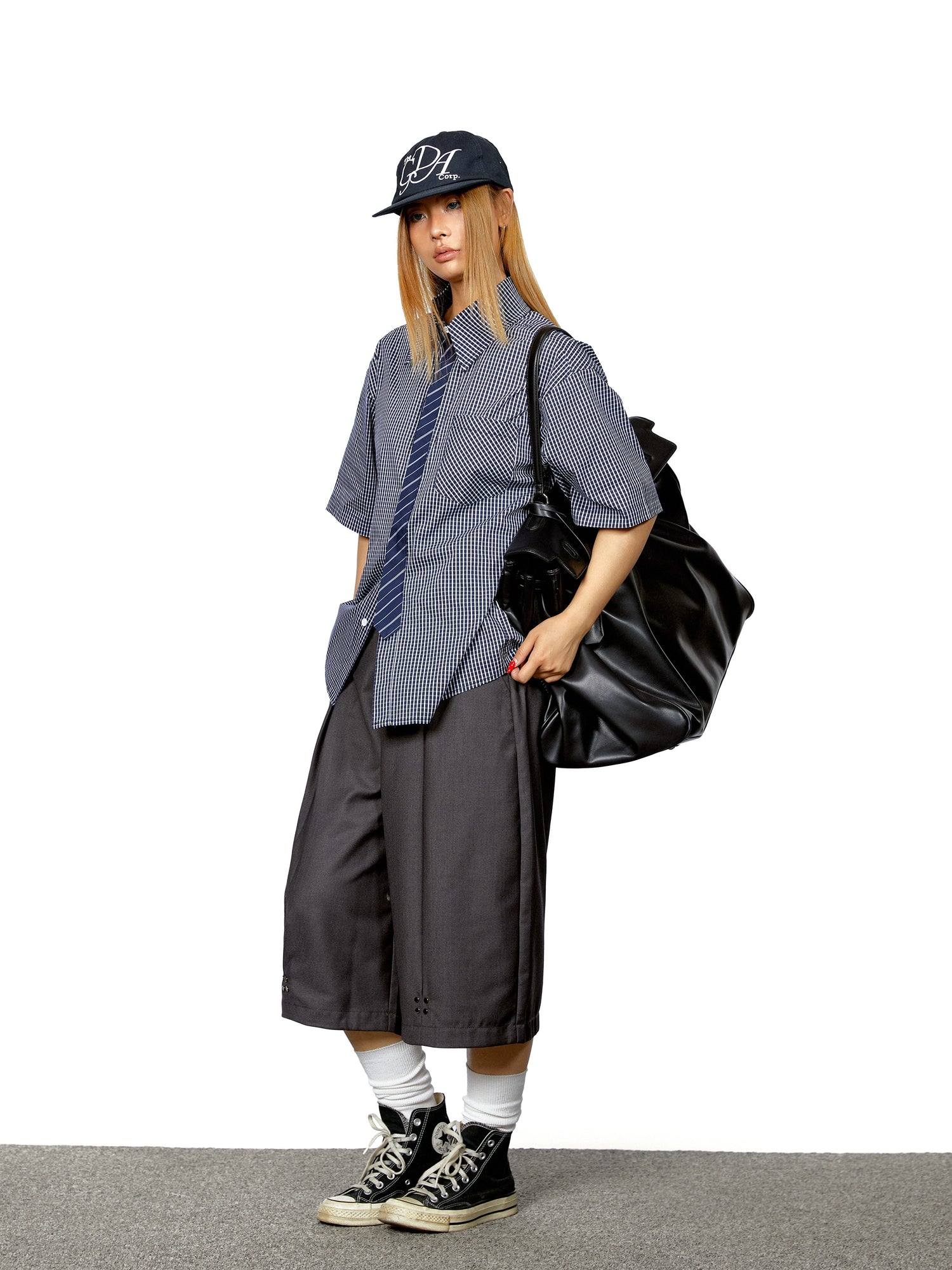 سروال قصير واسع الساق مع تجاعيد وزخارف من المسامير 