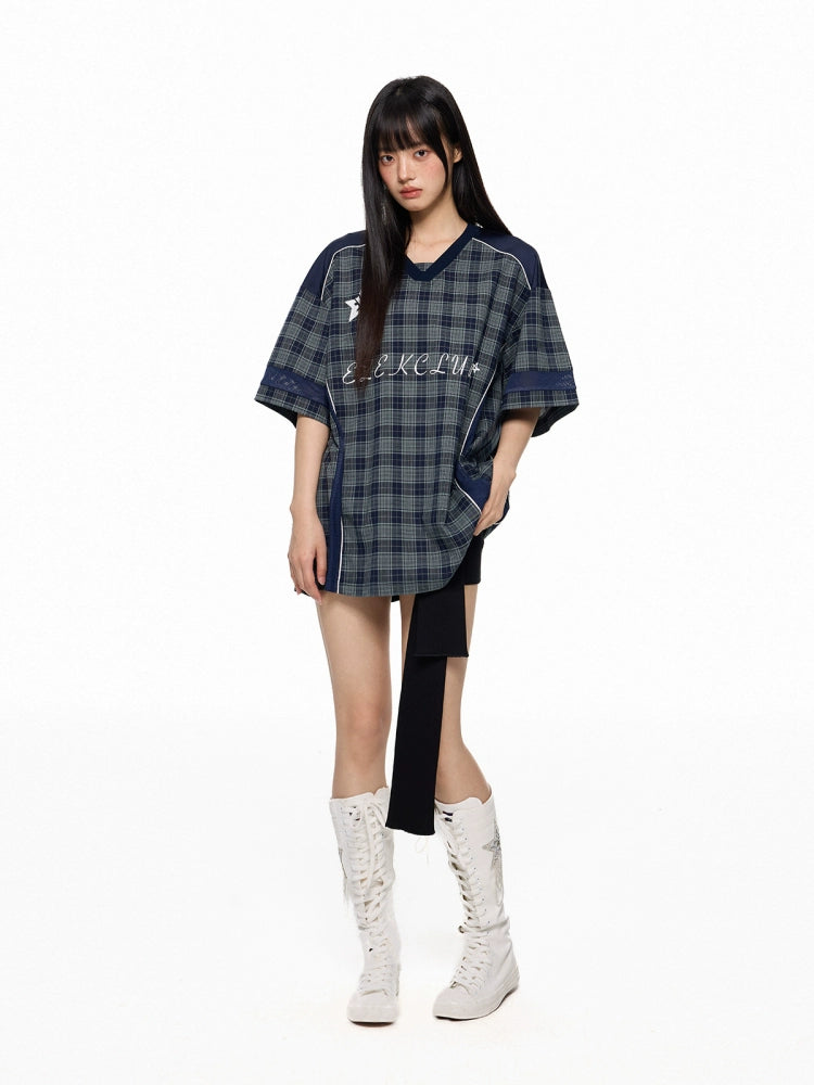 بلوزة جيرسي قصيرة الأكمام على شكل حرف V بتصميم مقلم 