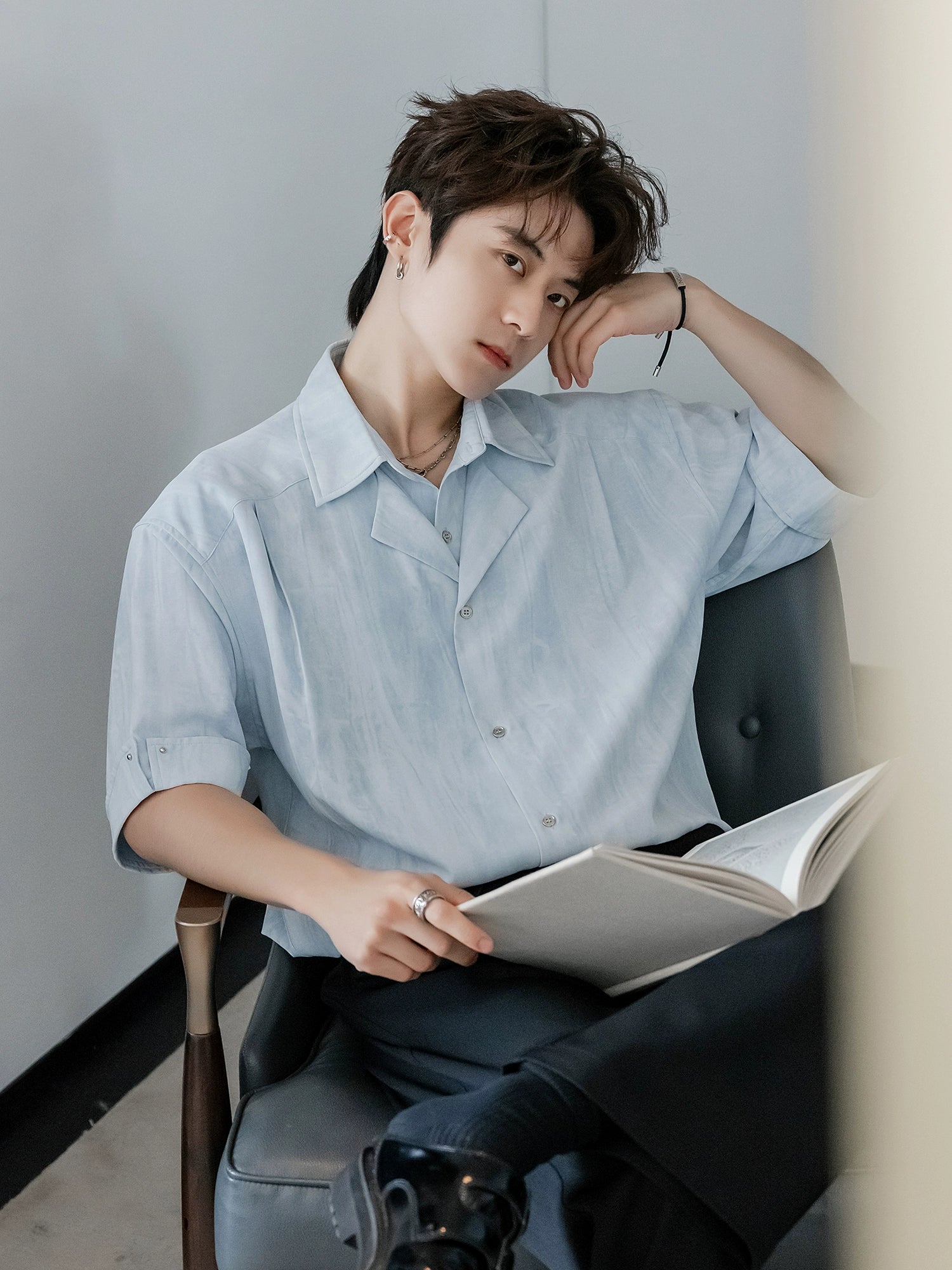 قميص قصير الأكمام ذو طوق مزدوج من قطعتين 