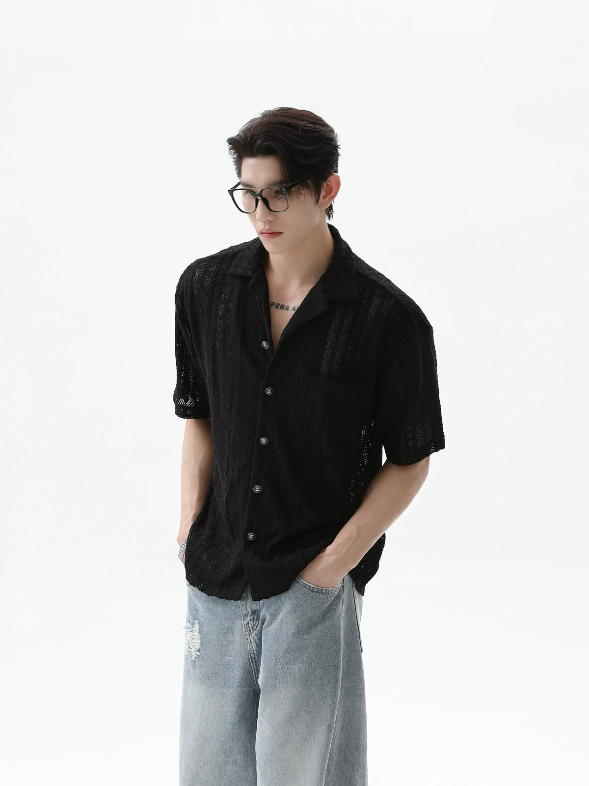 قميص مزخرف بقصة قصيرة بأكمام قصيرة وزر 