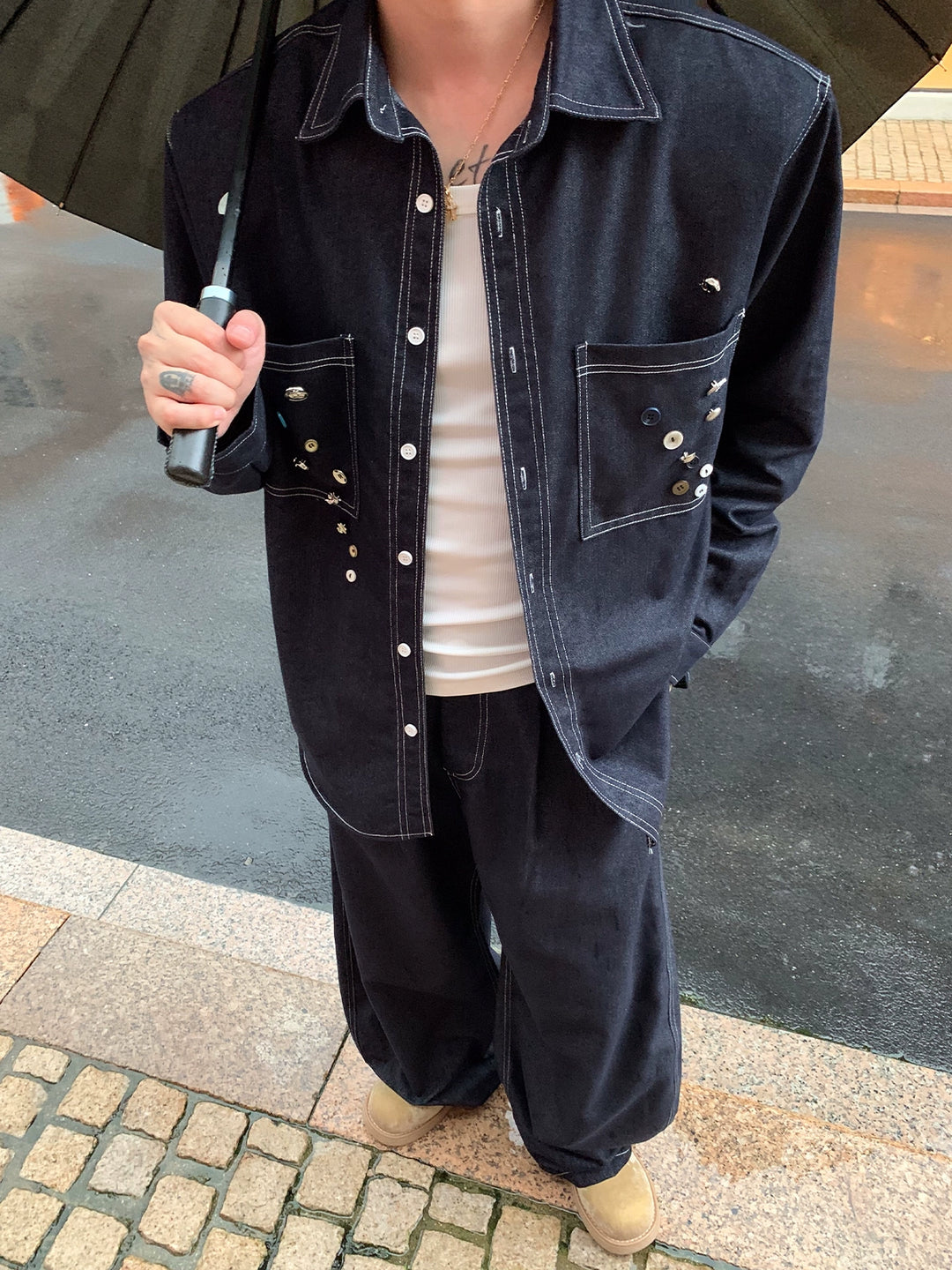 Dekonstruierte Denimjacke und weite Hosen 