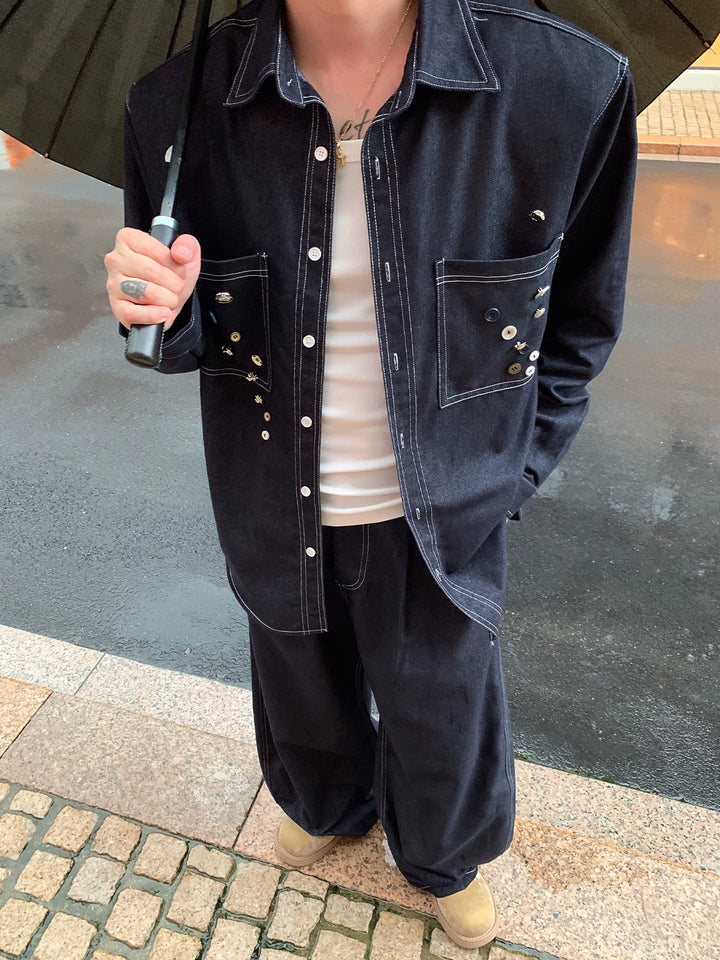 Dekonstruierte Denimjacke und weite Hosen 