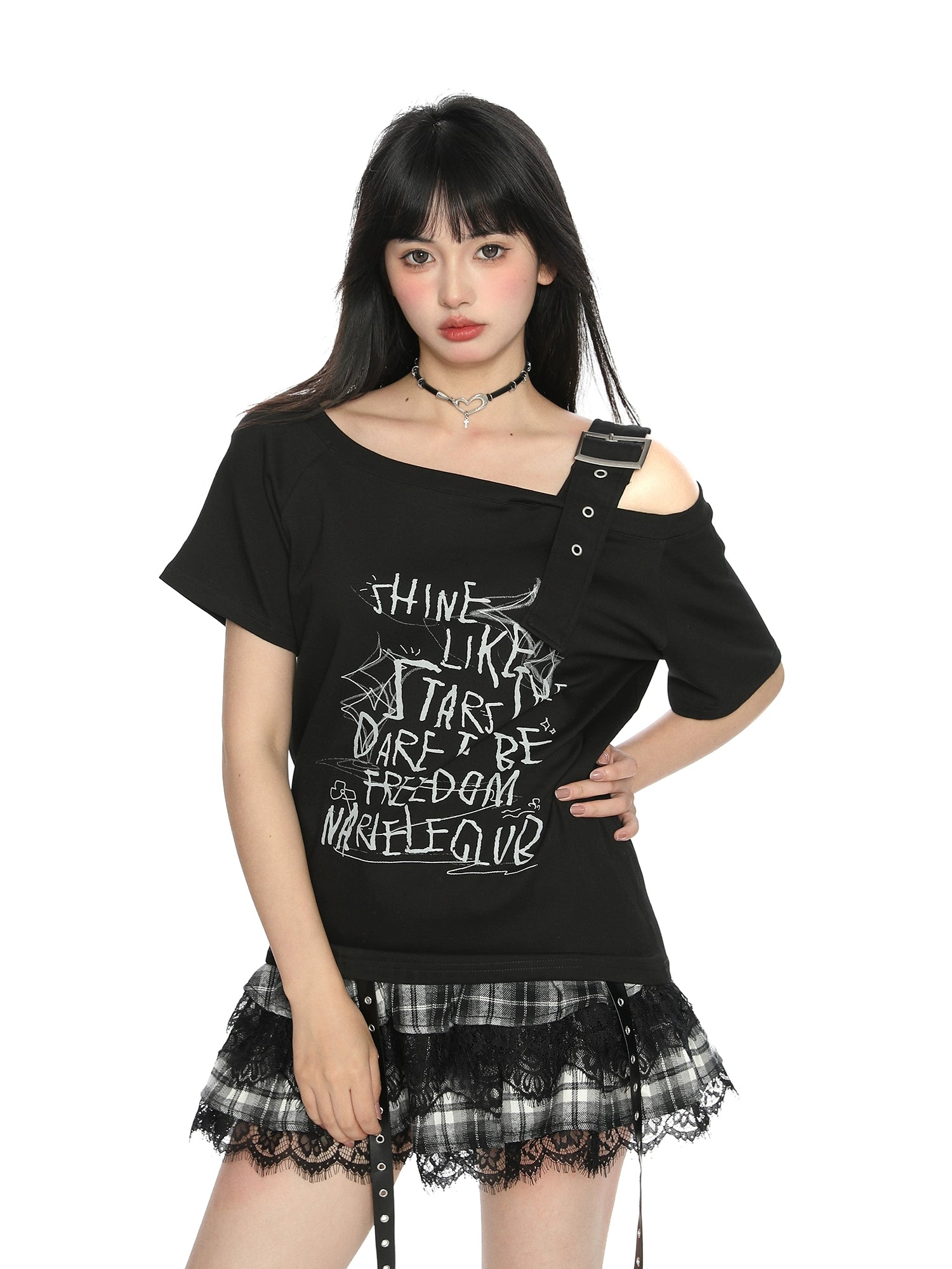 Top con spallina asimmetrica e stampa graffiti 