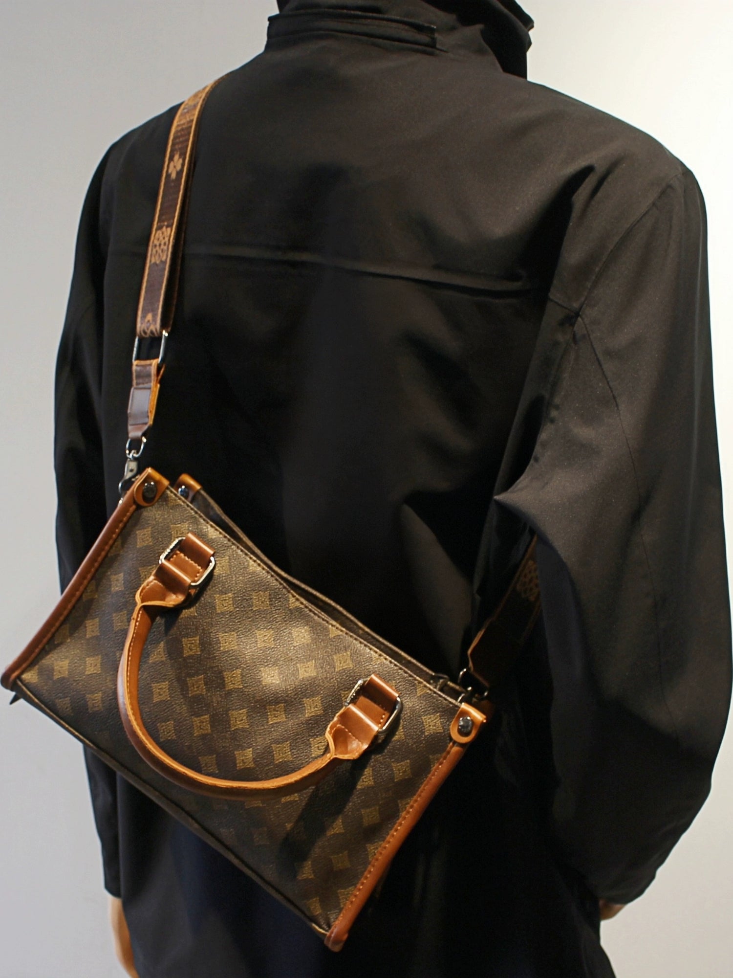 Omuz ve Üst Kolları Olan Desenli Çanta 