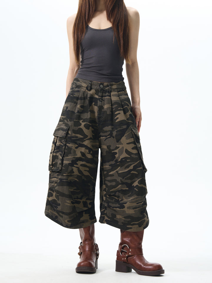 Camouflage Pleated Cropped Pants