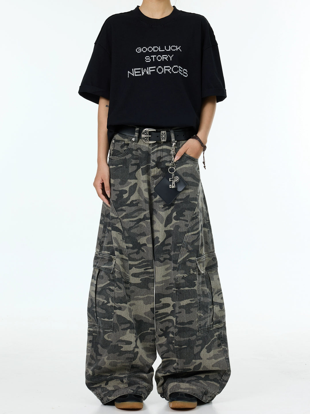 Pantalones de mezclilla de pierna ancha con múltiples bolsillos en camuflaje 