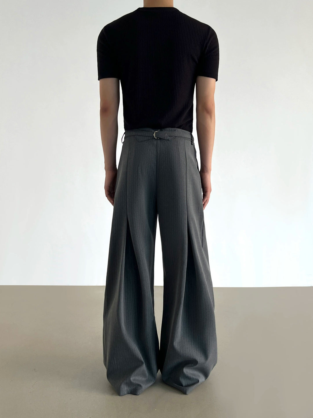 Gestreifte weite High-Waist-Hosen 