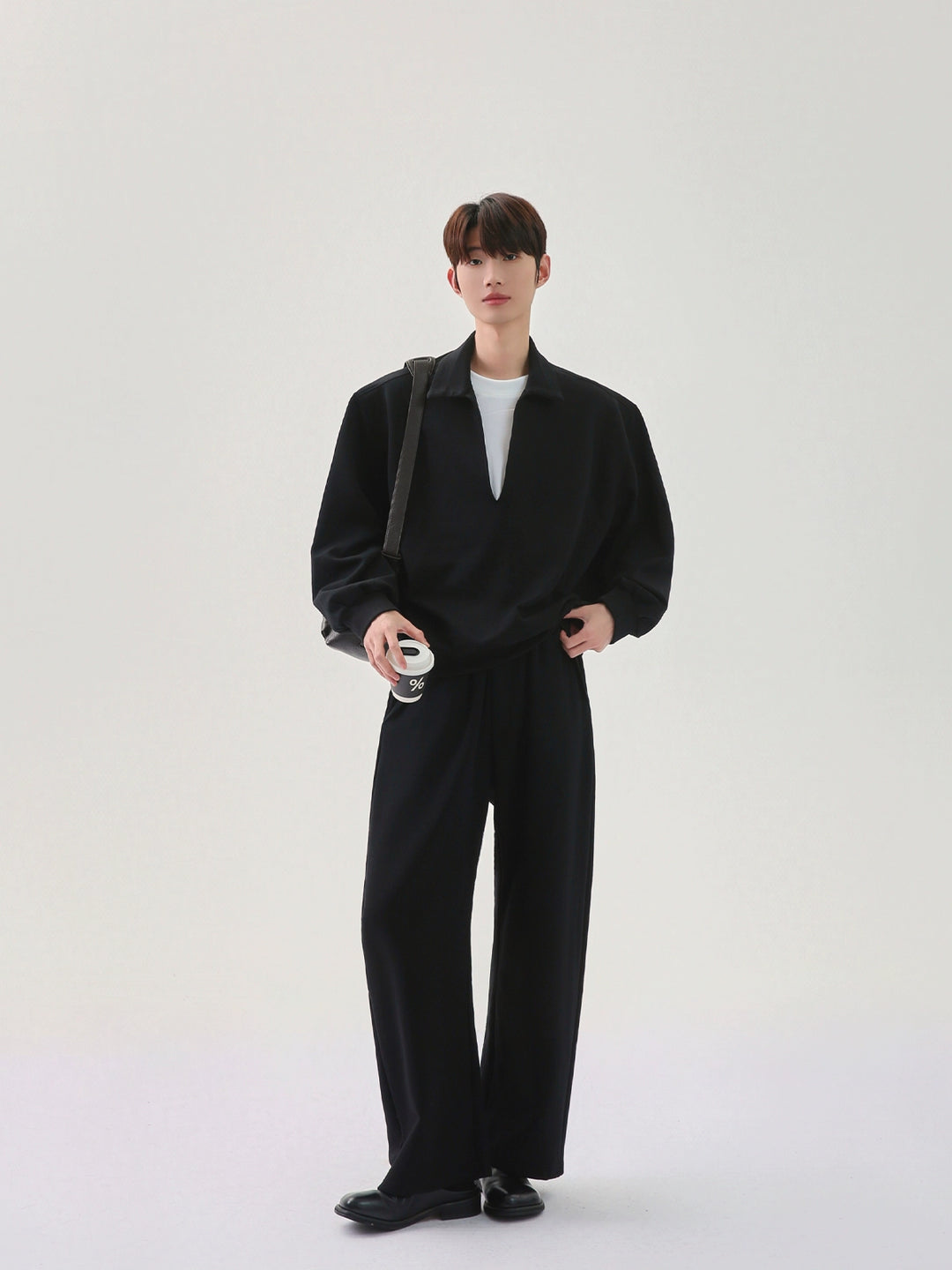 브이넥 스웨트셔츠와 바지 세트 