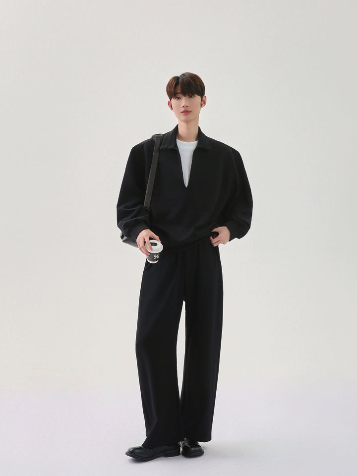 브이넥 스웨트셔츠와 바지 세트 