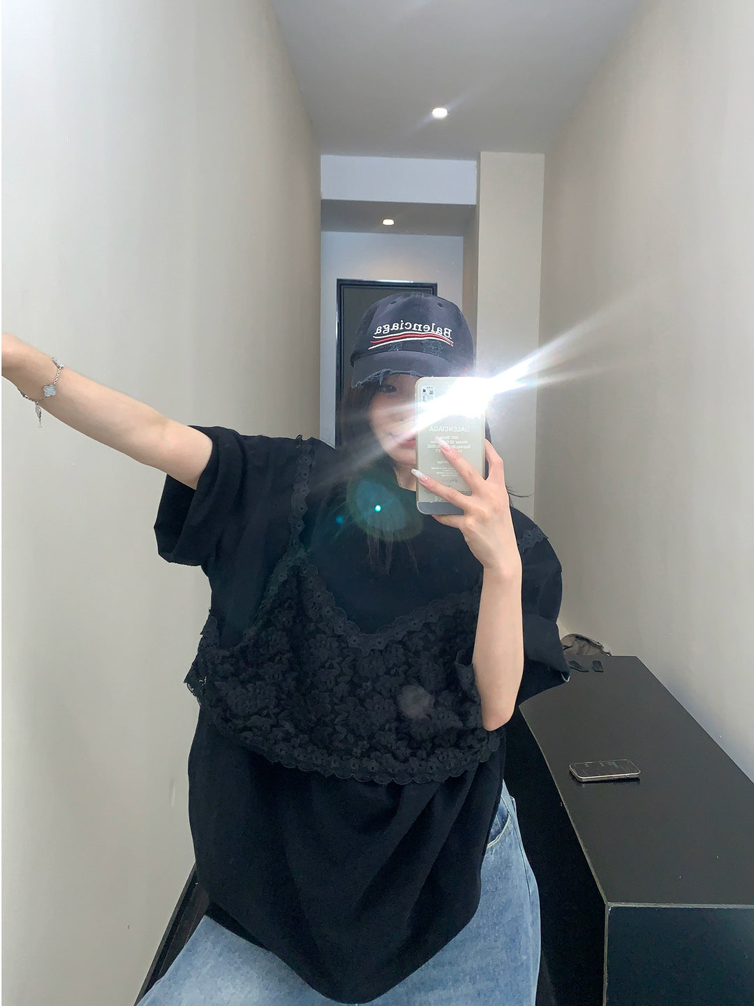 Camiseta de cuello alto relajada con mangas cortas y encaje 