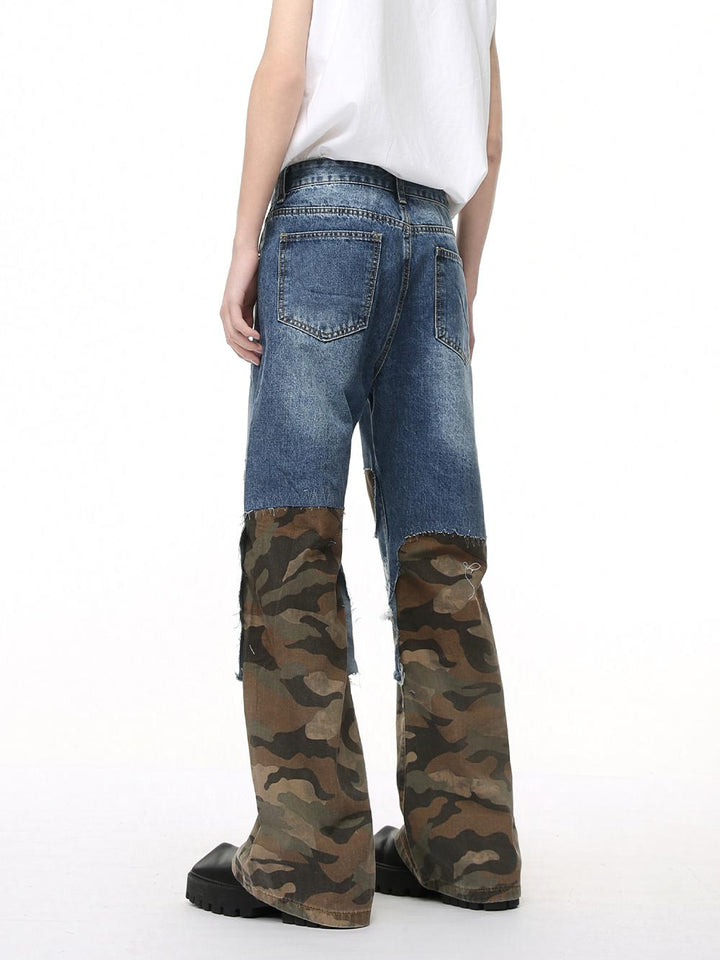 Jeans acampanados rasgados de camuflaje de patchwork 