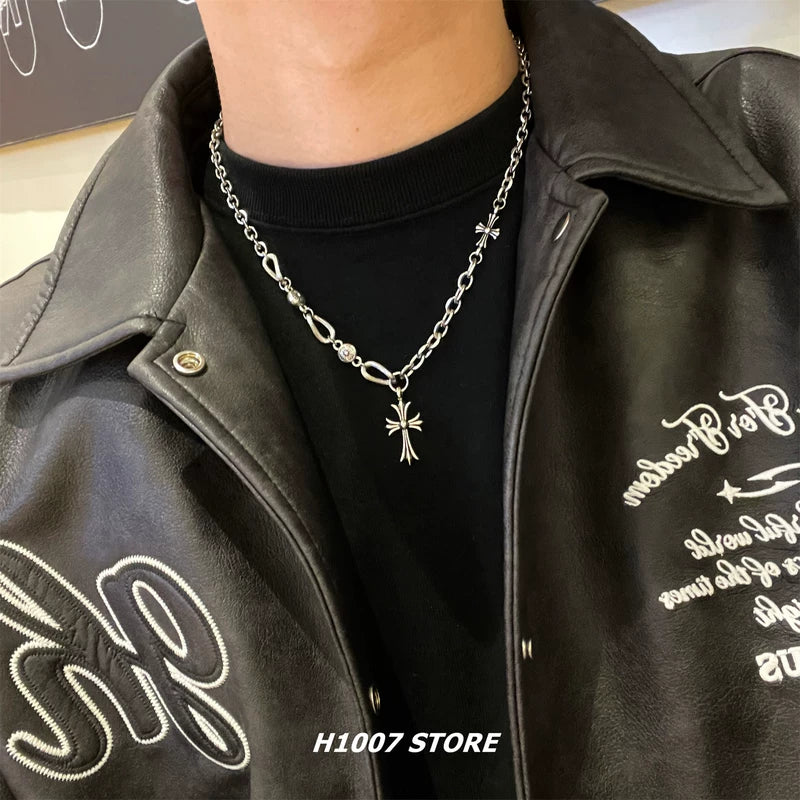 Colar de corrente com pingente cruzado robusto 