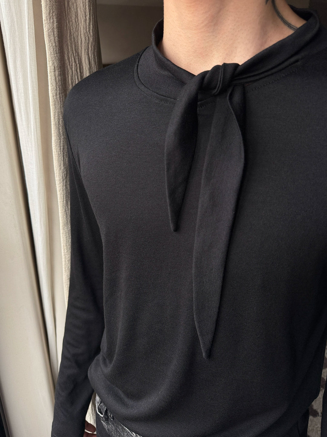 Isilke långärmad pullover med knytkrage 