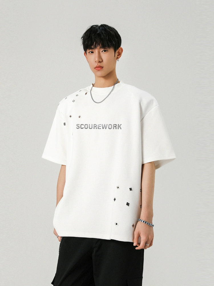 تي شيرت بأكمام قصيرة مع زر معدني فضفاض 