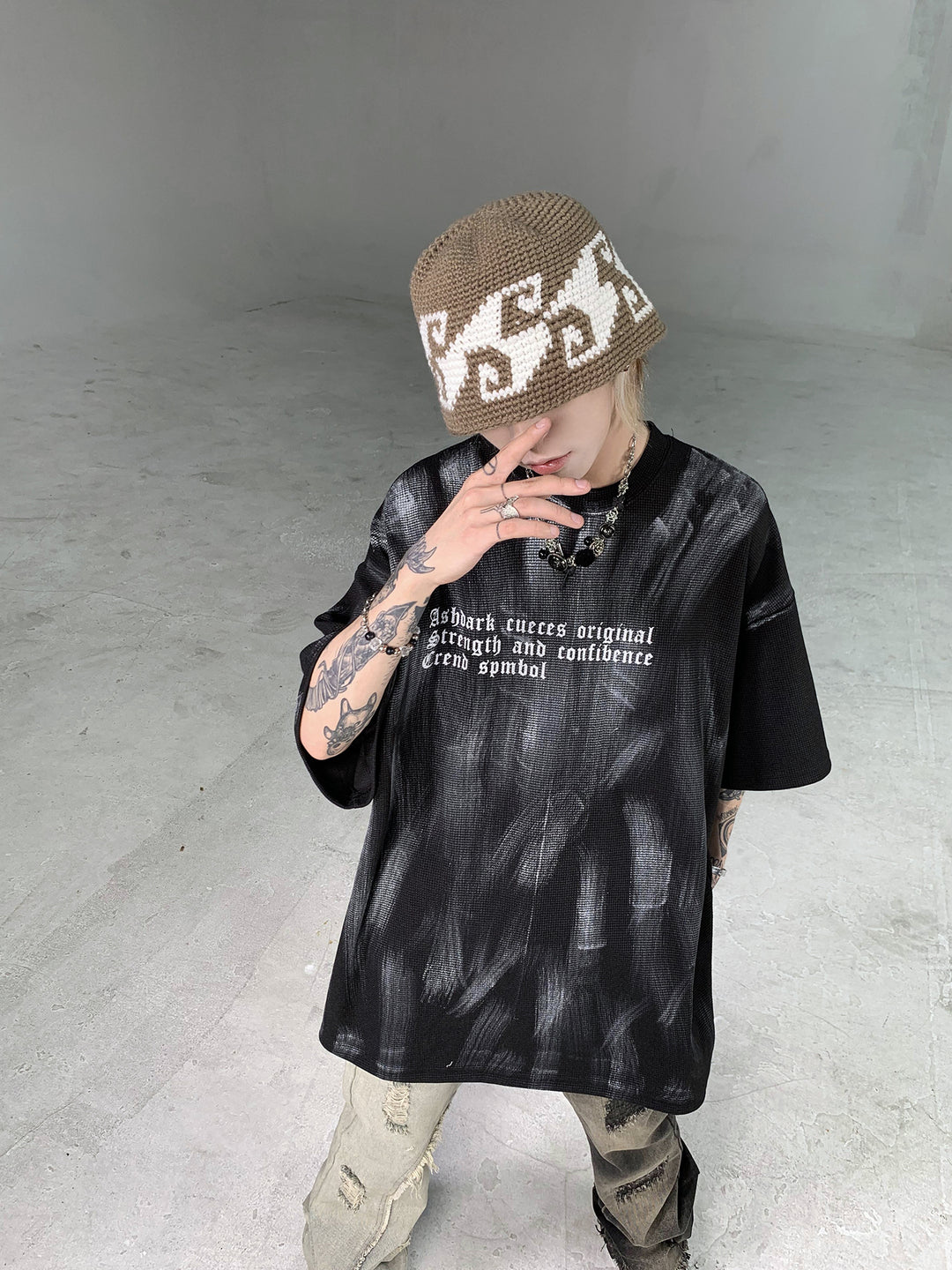 手描きのグラフィティレターのルーズTシャツ 