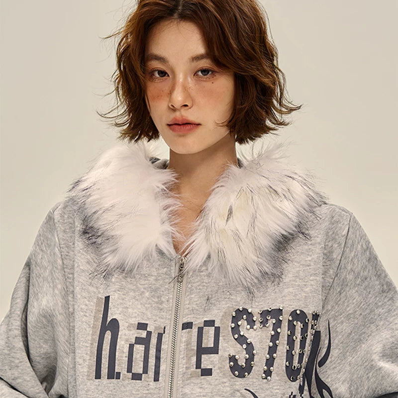 Pelskrage hettegenser med nagler og tekst 