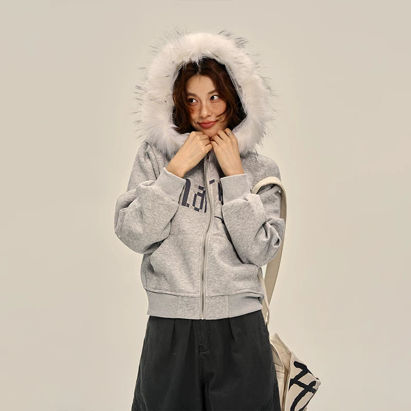 Pelskrage hettegenser med nagler og tekst 