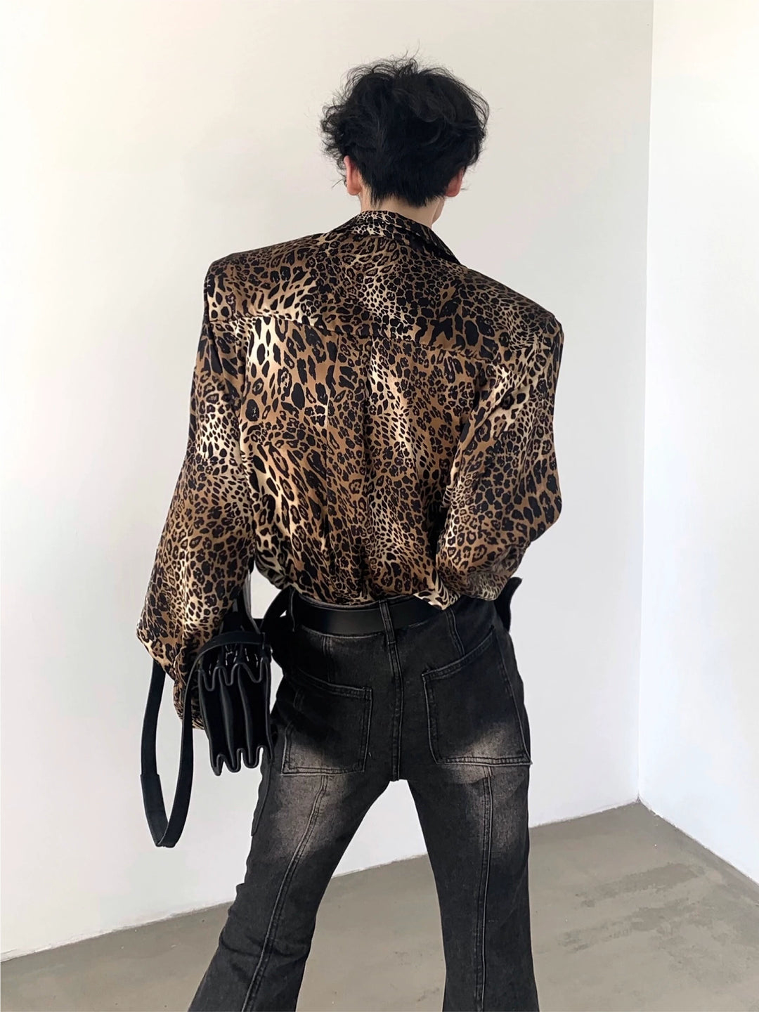 Skjorte med leopardmønster og skulderputer 