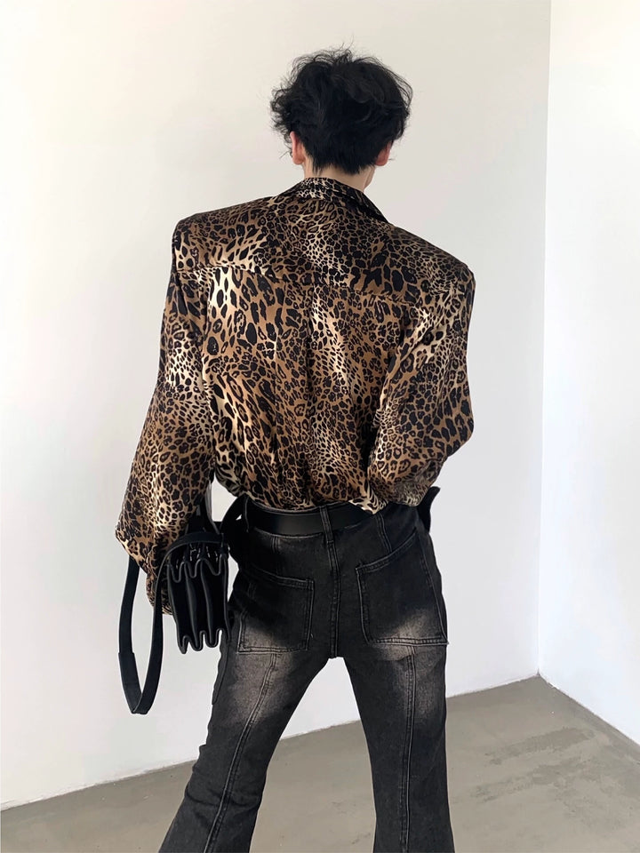 Skjorte med leopardmønster og skulderputer 