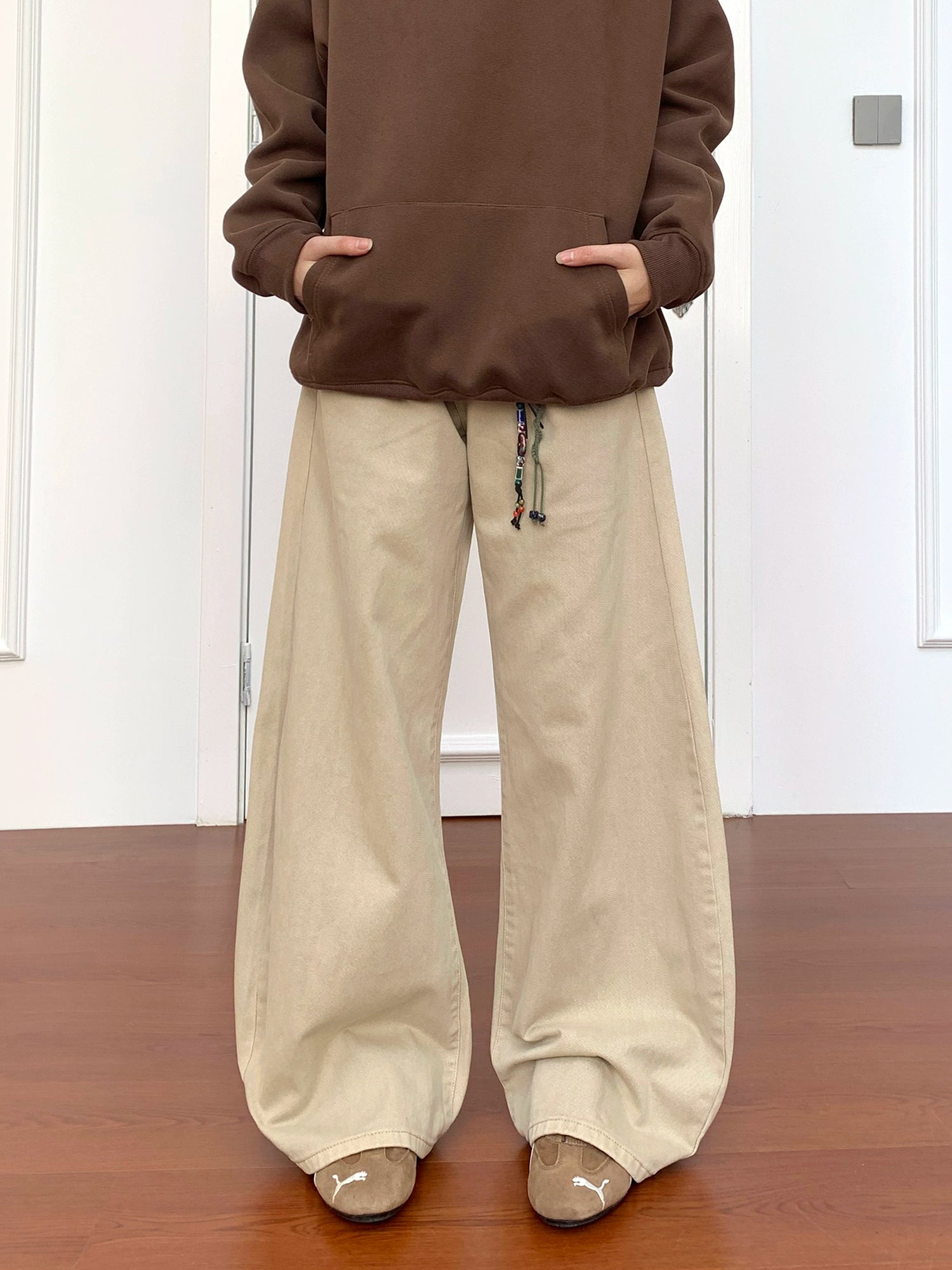 ダメージ加工されたプリーツワイドレッグルーズジーンズ 