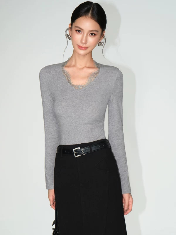 بلوزة ضيقة بتصميم V مع حواف دانتيل 