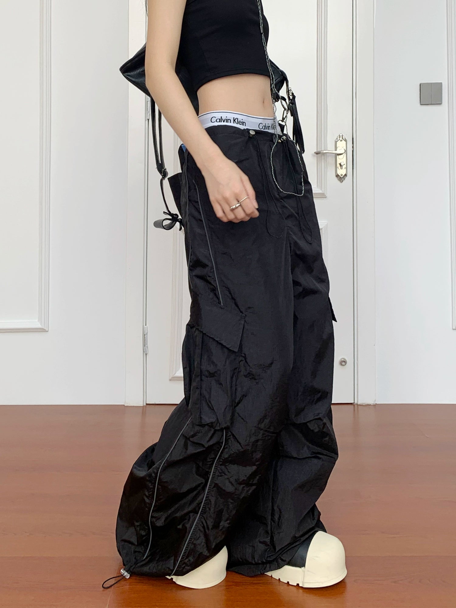 光沢のあるパラシュートワイドレッグドローストリングパンツ 