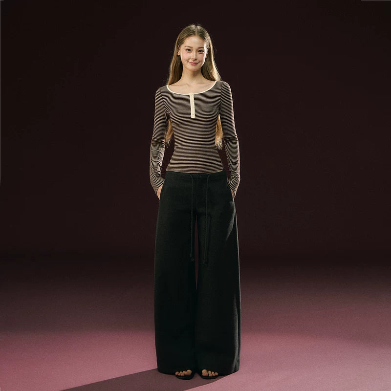 بلوزة هينلي ذات أكمام طويلة مخططة بياقة عالية 