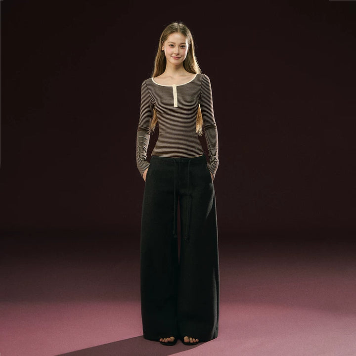 بلوزة هينلي ذات أكمام طويلة مخططة بياقة عالية 