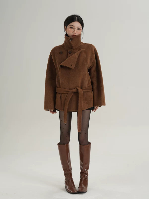 Короткое шершащее пальто с высоким воротником 