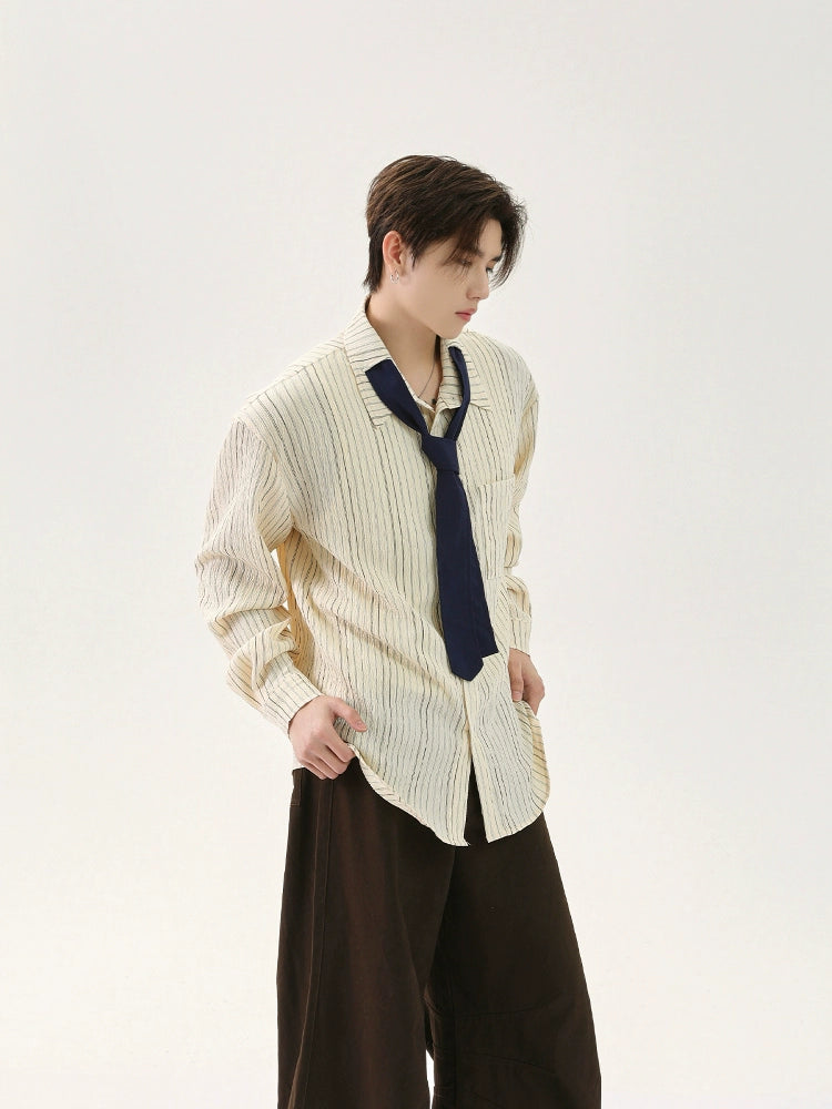 Camicia a maniche lunghe a righe verticali con cravatta 